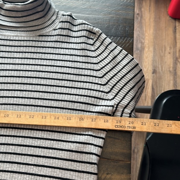DKNY women black gray stripe long sleeve turtle neck sweater size Large - Picture 5 of 10